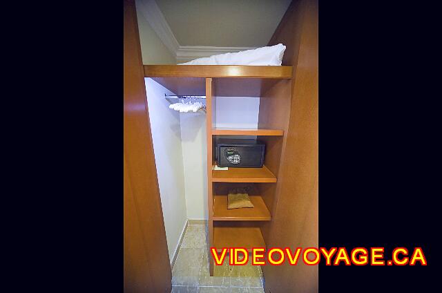 Mexique Puerto Juarez Valentin Imperial Maya A wardrobe with a safe.
