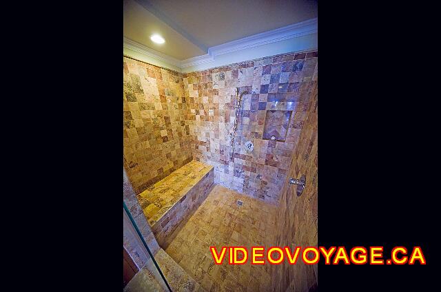 Mexique Puerto Juarez Valentin Imperial Maya A large shower.