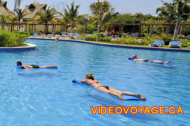 Mexique Puerto Juarez Valentin Imperial Maya Avec des matelas mousse dans la piscine..