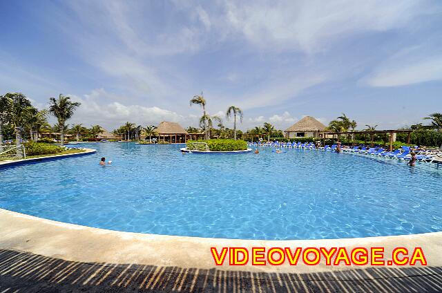 Mexique Puerto Juarez Valentin Imperial Maya El otro extremo de la piscina con una isla de verdor en el centro