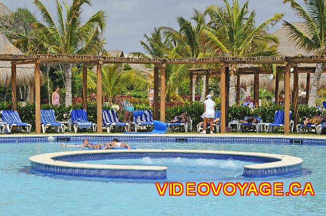 Mexique Puerto Juarez Valentin Imperial Maya The jacuzzi in the center of the pool.