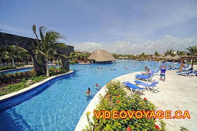 Mexique Puerto Juarez Valentin Imperial Maya L'autre moitié de la piscine avec un autre bar dans la piscine.