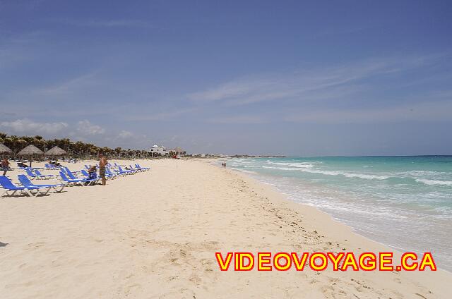 Mexique Puerto Juarez Valentin Imperial Maya Más lomos hacia el norte, la playa sigue lomos bastantes.