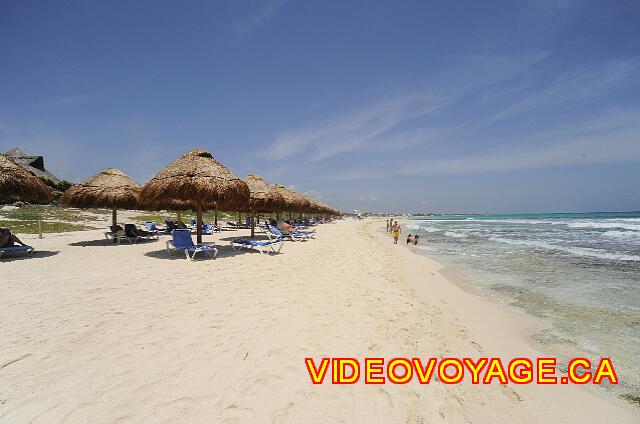 Mexique Puerto Juarez Valentin Imperial Maya Un fuerte pendiente entre la playa y el mar. Los arrecifes en el mar.