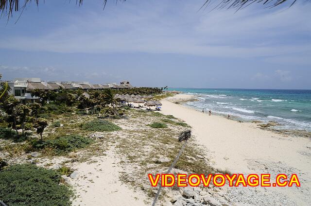 Mexique Puerto Juarez Valentin Imperial Maya Les nombreux batiments des chambres devant cette plage.