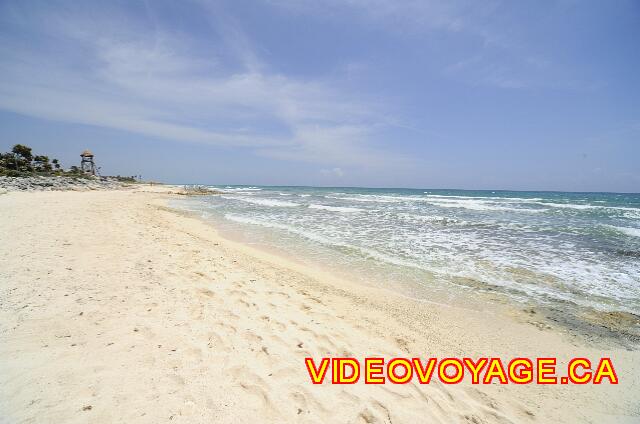 Mexique Puerto Juarez Valentin Imperial Maya Several towers on the beach to watch the bathers.