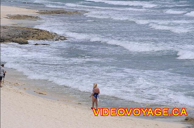 Mexique Puerto Juarez Valentin Imperial Maya Few walkers on the beach.