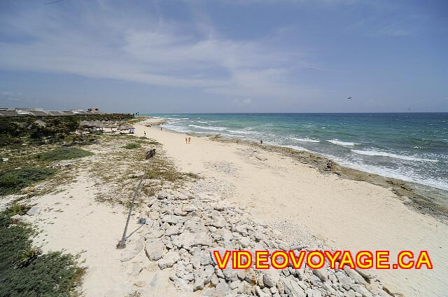 Mexique Puerto Juarez Valentin Imperial Maya The south of the beach ends with great reef on the edge of the sea.