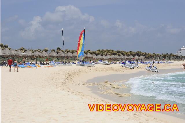 Mexique Puerto Juarez Valentin Imperial Maya Customers who wish to go swimming on this section of the beach.