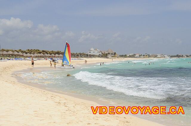 Mexique Puerto Juarez Valentin Imperial Maya Un fuerte pendiente entre la meseta de arena y el mar, entonces la pendiente es suave para entrar en el mar.