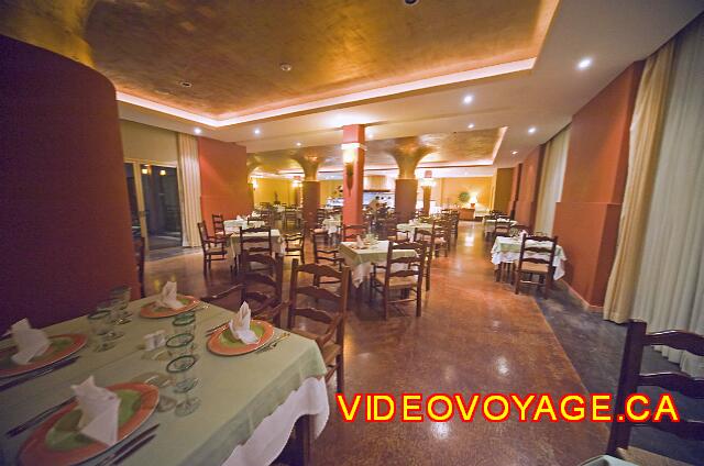 Mexique Puerto Juarez Valentin Imperial Maya Le restaurant La Hacienda est assez grand pour un restaurant à la carte.