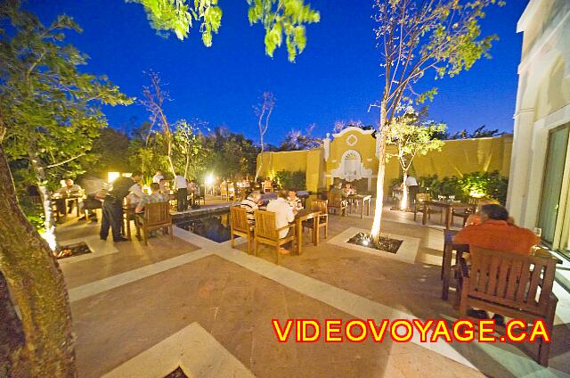 Mexique Puerto Juarez Valentin Imperial Maya Customers prefer to eat on the terrace.