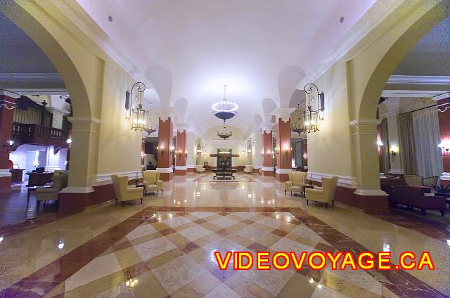 Mexique Puerto Juarez Valentin Imperial Maya The air conditioned lobby is vast.