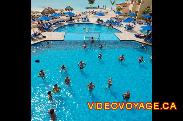 Mexique Playa del Carmen Viva Maya Water aerobics in the pool with the animation.