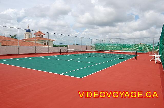 Mexique Playa del Carmen Viva Maya 2 tennis courts on the roof of the building Tan Kah. Very hot lunch ...