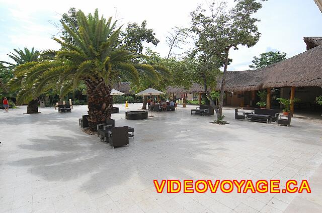 Mexique Playa del Carmen Viva Maya Une très grande terrasse près du Lobby bar.