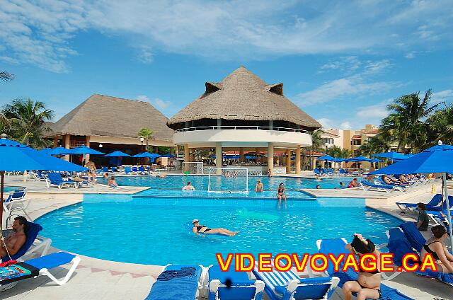 Mexique Playa del Carmen Viva Maya La piscine principale est composé de 2 bassins.