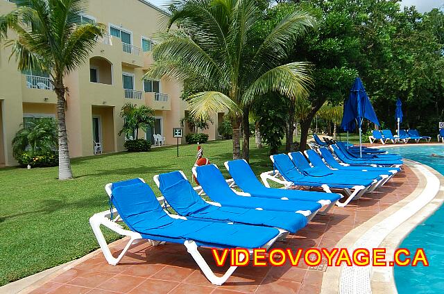 Mexique Playa del Carmen Viva Maya Plusieurs chaises longues et parasols, mais une terrasse peu profonde.