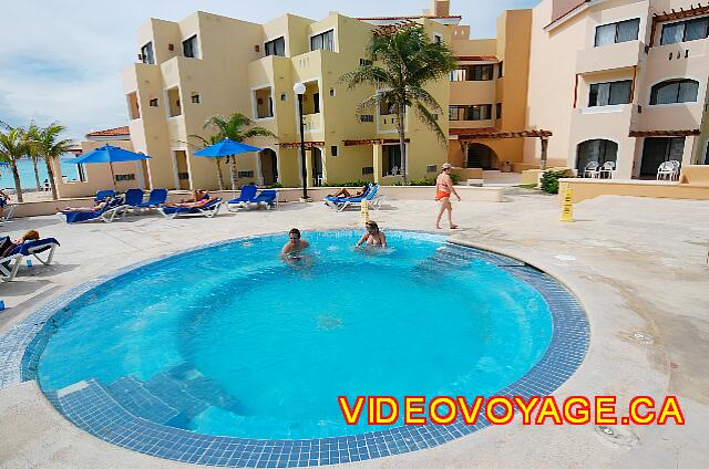 Mexique Playa del Carmen Viva Maya Un grand bain tourbillon sur la terrasse de la piscine principale.