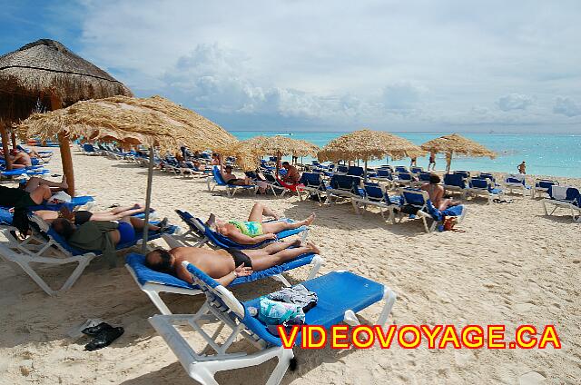 Mexique Playa del Carmen Viva Maya Many people on the beach