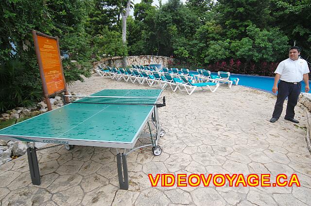 Mexique Riviera Maya Grand Flamenco Xcaret Une des tables de ping-pong sur le bord de la piscine.