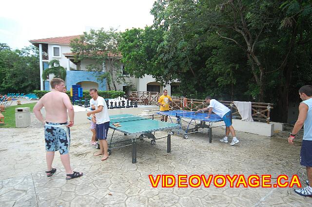 Mexique Riviera Maya Grand Flamenco Xcaret Ping pong tables near the clubhouse. The giant chess games back.