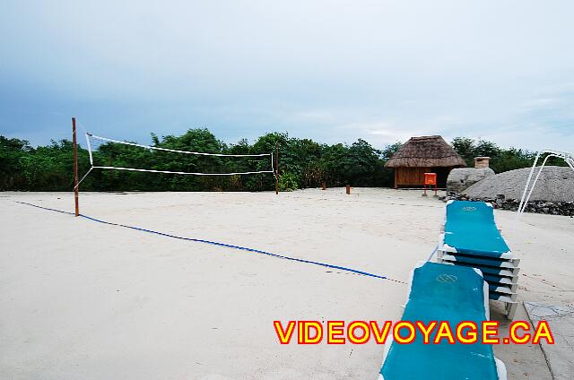 Mexique Riviera Maya Grand Flamenco Xcaret Un terrain de volleyball près de la plage et à droite, des buts de soccer.