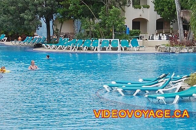 Mexique Riviera Maya Grand Flamenco Xcaret Des filets de waterpolo dans la piscine près du Club house.