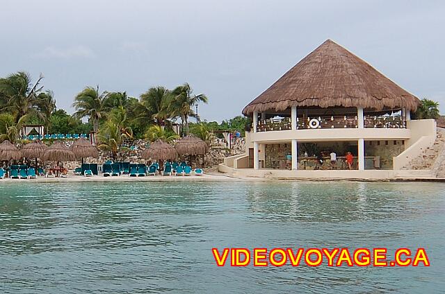 Mexique Riviera Maya Grand Flamenco Xcaret Un bar avec des sièges au comptoir.