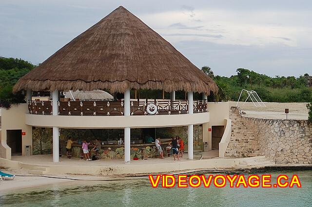 Mexique Riviera Maya Grand Flamenco Xcaret Accesible por una escalera a cada lado para los que juegan al voleibol o fútbol al siguiente nivel.