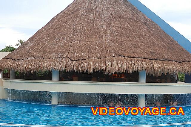 Mexique Riviera Maya Grand Flamenco Xcaret El bar en la piscina principal ofrece un largo mostrador en la piscina.