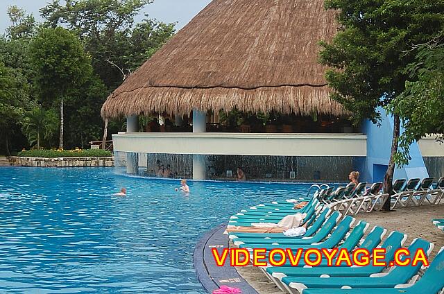 Mexique Riviera Maya Grand Flamenco Xcaret En el segundo nivel, el de El Lago Bar cuenta con un bar para la gente fuera de la piscina.