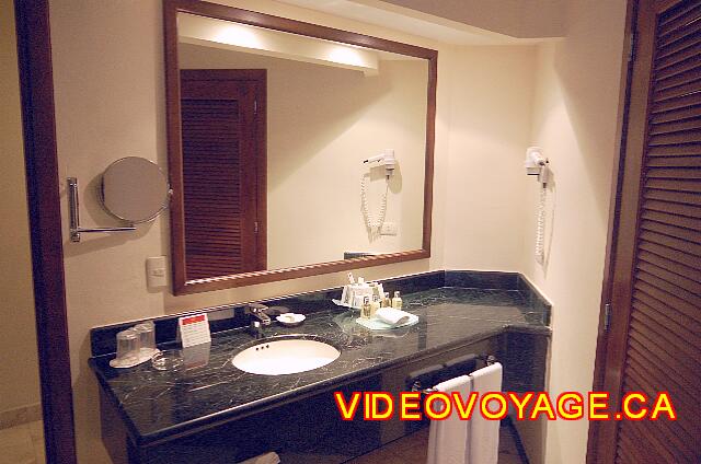 Mexique Riviera Maya Grand Flamenco Xcaret En el cuarto de baño con un gran mostrador.