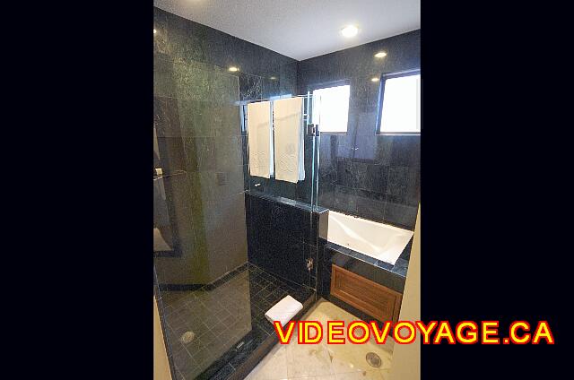 Mexique Riviera Maya Grand Flamenco Xcaret Una gran ducha y un baño con chorros de agua