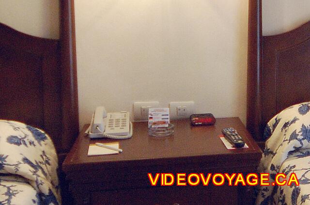 Mexique Riviera Maya Grand Flamenco Xcaret La mesa de noche con el despertador por la mañana el control remoto de TV y teléfono.