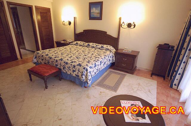 Mexique Riviera Maya Grand Flamenco Xcaret The Royal junior suite is large with a king bed