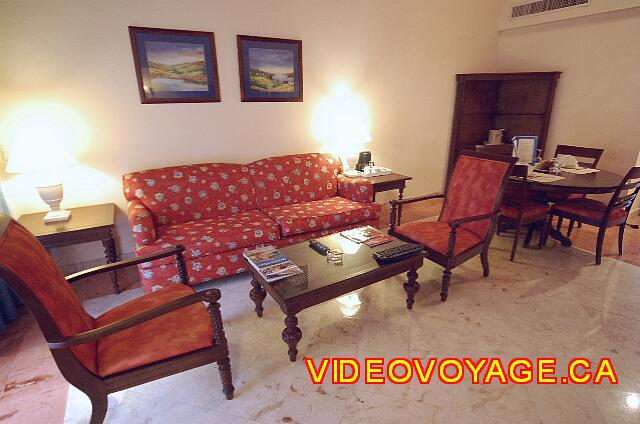 Mexique Riviera Maya Grand Flamenco Xcaret A wall separates the living room from the bedroom which has the same dimensions, with a sofa and a kitchen table