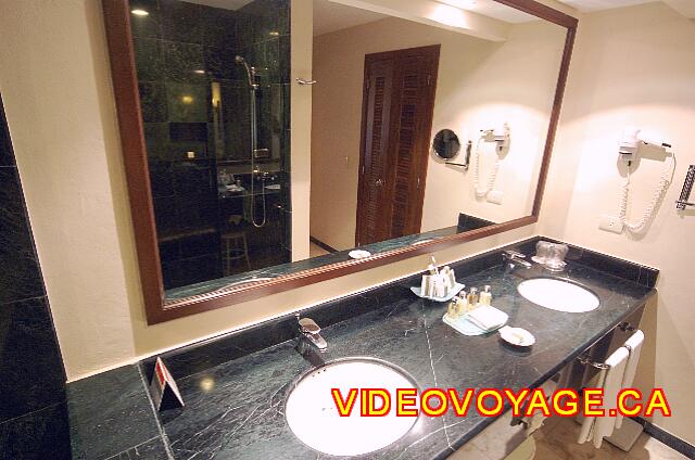 Mexique Riviera Maya Grand Flamenco Xcaret A large counter in the bathroom with 2 sinks