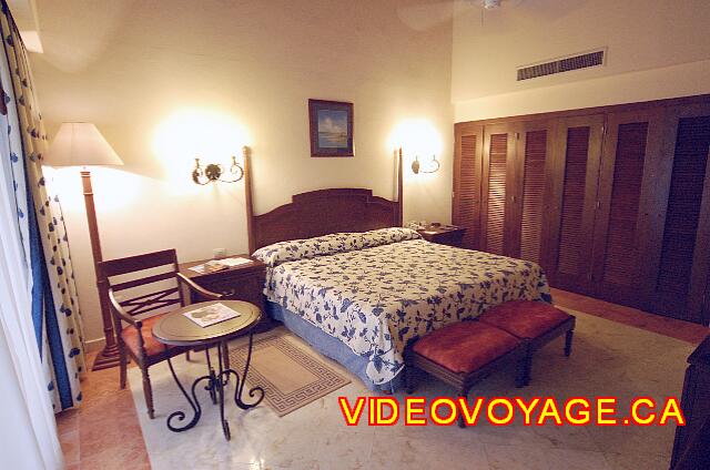 Mexique Riviera Maya Grand Flamenco Xcaret The Royal Suite with one king bed and a large wardrobe