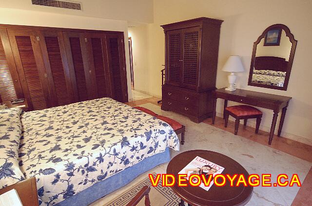 Mexique Riviera Maya Grand Flamenco Xcaret With the TV stand and a makeup