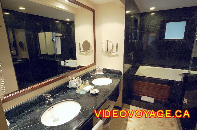 Mexique Riviera Maya Grand Flamenco Xcaret Un gran mostrador del baño con 2 lavabos, secador y espejo de aumento.