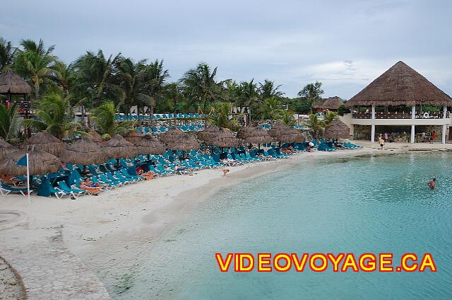 Mexique Riviera Maya Grand Flamenco Xcaret Less than 50 beds per tidy, with umbrellas who does not hide all the chairs.