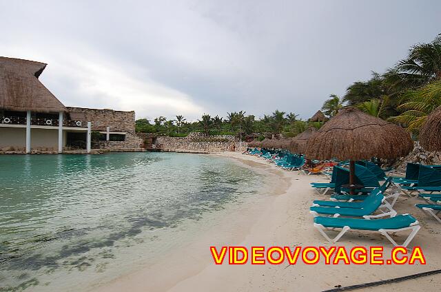 Mexique Riviera Maya Grand Flamenco Xcaret Closer to the bar, there is a bit of seaweed deposit as the water barely moves. At the bottom, near the center of the photograph, a channel that goes to the inland.