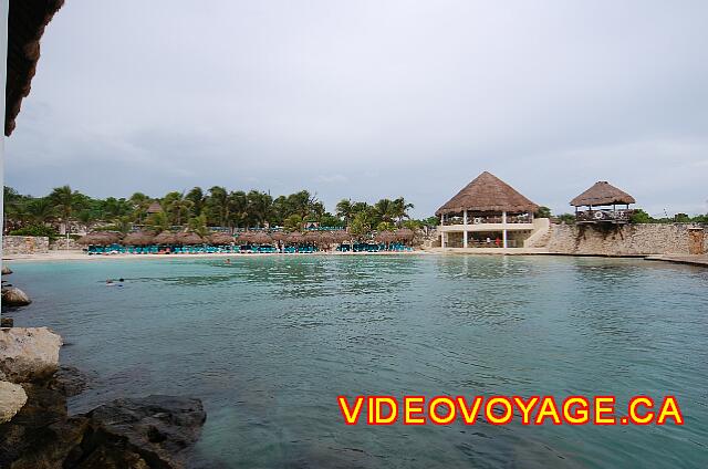 Mexique Riviera Maya Grand Flamenco Xcaret A pond with little waves ... Right on the beach bar.