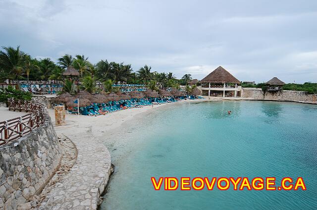 Mexique Riviera Maya Grand Flamenco Xcaret The beach is rather short. Some arranged at different levels at the rear.