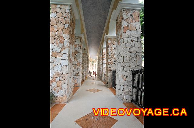 Mexique Riviera Maya Grand Flamenco Xcaret Un corridor près du Lobby.