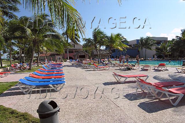 Cuba Santa Lucia Brisas Santa Lucia Une grande terrasse autour de la piscine. Beaucoup de chaises longues mais pas de parasols.