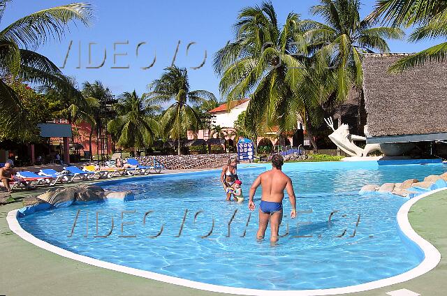 Cuba Santa Lucia Brisas Santa Lucia Pas de barrière entre la piscine principale et la section pour enfant.
