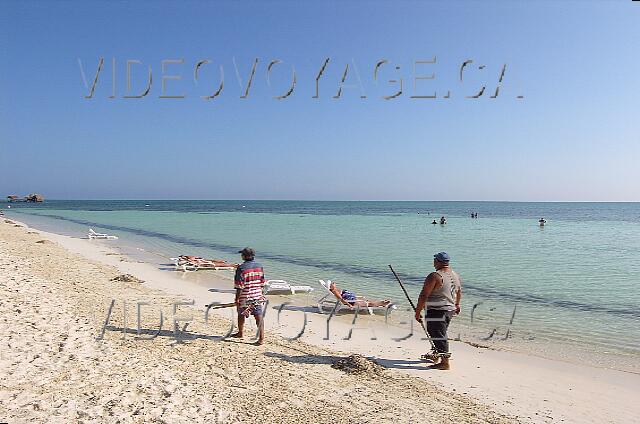 Cuba Santa Lucia Brisas Santa Lucia Le dépot d'algue sur la plage est ramassé manuellement.