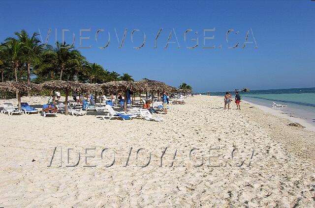 Cuba Santa Lucia Brisas Santa Lucia Une plage peu profonde entre la mer et les arbres.